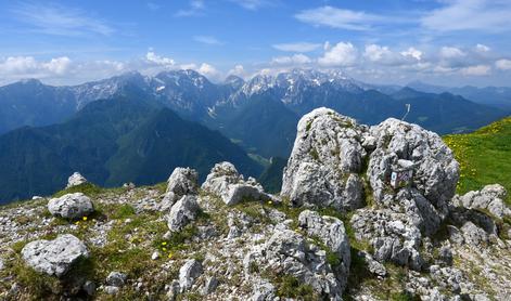 Odmaknjena Olševa s pogledom na Kamniško-Savinjske Alpe, ki vzame dah