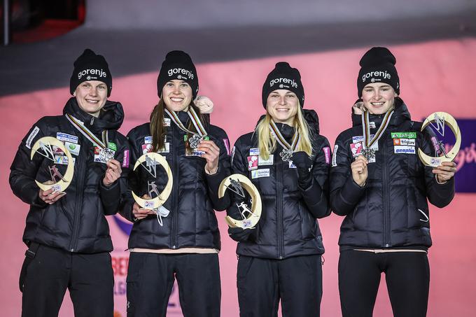 Slovenke so v Oberstdorfu osvojile drugo mesto na ekipni tekmi, za dobro točko so jih ugnale Avstrijke.  | Foto: Sportida