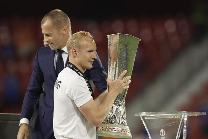 Sebastian Rode | Po koncu je od predsednika Uefe Aleksandra Čeferina prejel pokal za zmago.  | Foto Reuters