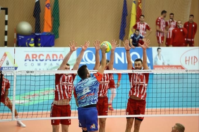 Štern je pretekli konec tedna Olympiacosu pomagal na vseh treh kvalifikacijskih tekmah. Vse so dobili s 3:1 v nizih. V skupinskem delu jih čaka branilec naslova Zaksa, belgijski Roselare in turški Zirat. | Foto: CEV