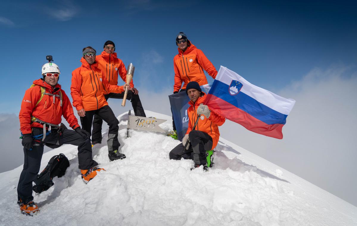 Olimpijska bakla Triglav | Slovenska bakla, znanilka letošnjih poletnih olimpijskih iger, je začela pot na slovenskem ponosu Triglavu. | Foto Peter Vrčkovnik