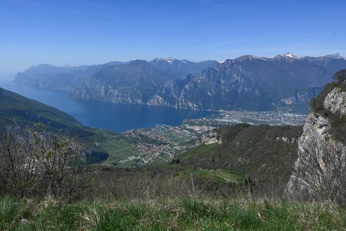 Pogled z najvišje točke, s travnatega roba Monte Creino, kar 1.200 metrov nad Gardskim jezerom | Foto: Matej Podgoršek