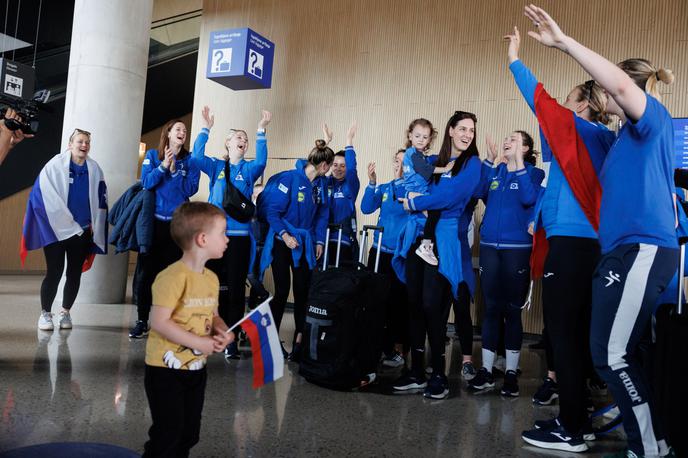 slovenska ženska rokometna reprezentanca sprejem | Slovenke ob vrnitvi s kvalifikacijskega turnirja za OI. | Foto Nebojša Tejić/STA