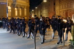 Več kot sedem tisoč mladih na zabavi na prostem, v policiste metali tudi steklenice