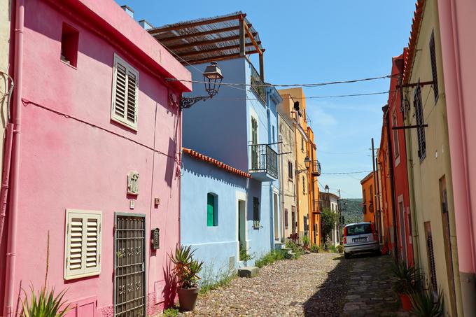 Bosa, najbolj slikovito mestece na Sardiniji. Pročelja stavb v sto in eni barvi. | Foto: Matej Podgoršek