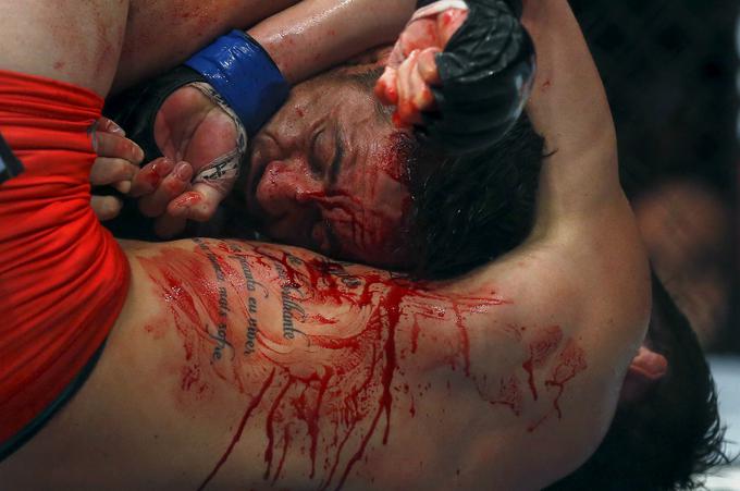 UFC je s surovo brutalnostjo na začetku navdušil, a obenem požel zgražanje v javnosti. S strožjimi pravili je vendarle postal bolj sprejemljiv šport. | Foto: Reuters