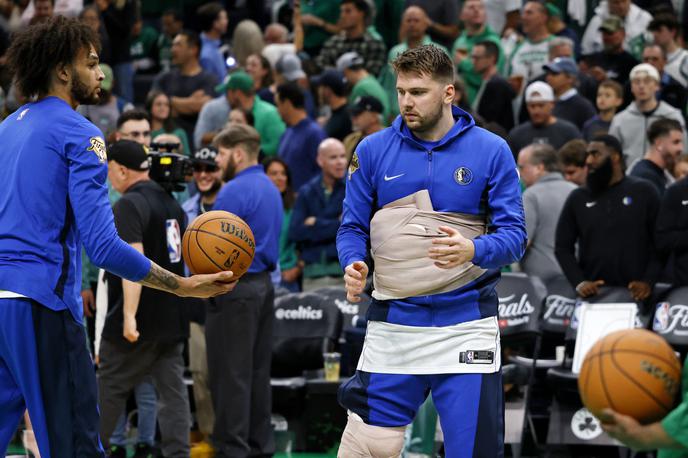 Luka Dončić Dallas Mavericks | Luki Dončiću je na ogrevanju zdravniška služba skušala pomagati z različnimi pripomočki. | Foto Reuters