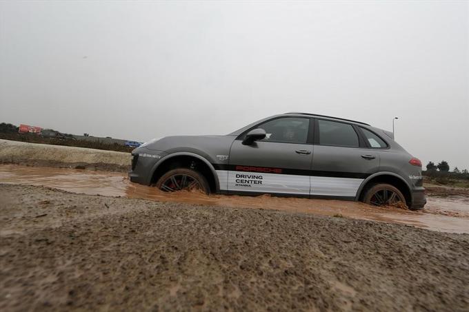 V zaledju pošastno hitre in neskončno razburljive dirkaške steze dirkališča Istanbul, na katerem gostuje Porschejeva vozniška šola, smo z asfalta oba Porschejeva predstavnika SUV, športna terenca macana in cayenna, z inštruktorji preizkusili tudi na terenskem poligonu. To sta avtomobila, ki brišeta meje med dvema popolnoma različnima vozniškima svetovoma. | Foto: 