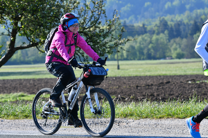 Sabina Burjak je s tekači prekolesarila celotno, okoli 370 kilometrov dolgo diagonalo Slovenije. | Foto: Miran Antončič