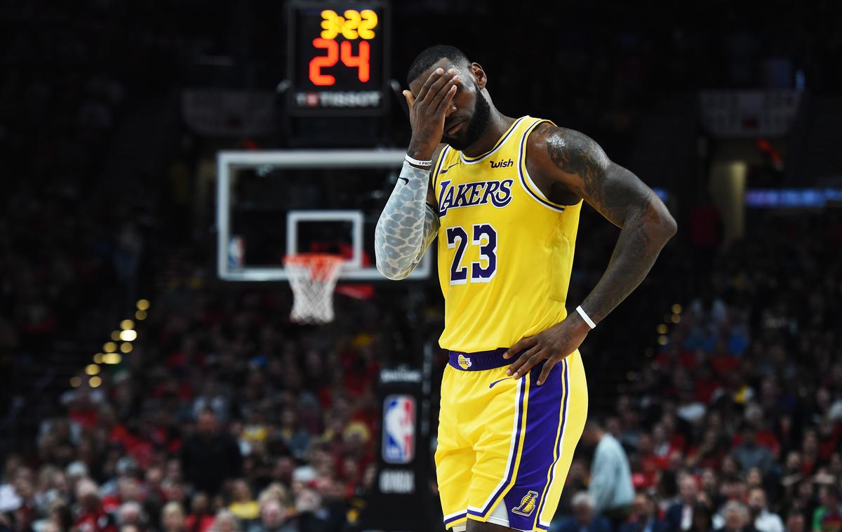 LeBron James | LeBron James je v svojem prvem uradnem nastopu v dresu Jezernikov zbral 26 točk in 12 skokov. Lakersi so proti ekipi Portlanda izgubili s 119:128. | Foto Getty Images