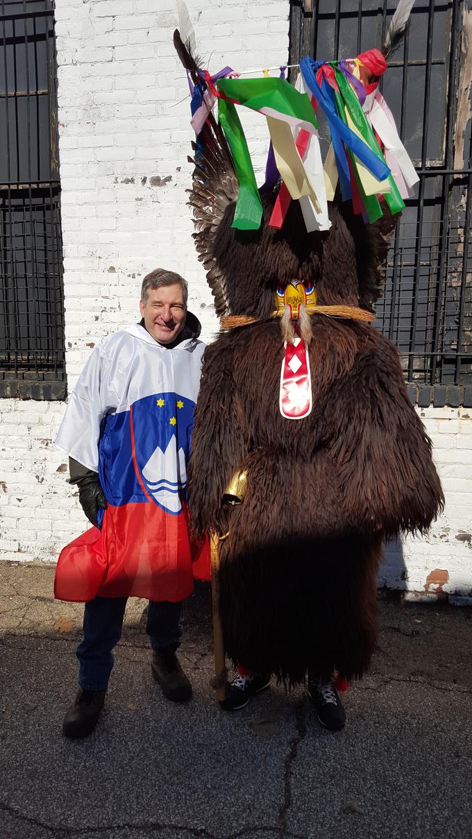 Tom s kurentom na kurentovanju v Clevelandu. Če ni kakšnih snežnih neurij, se na prireditvi zbere več tisoč ljudi, pripoveduje Tom. | Foto: Osebni arhiv