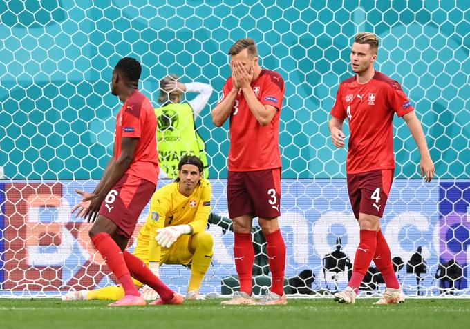 Švicarji so si sami zabili prvi gol. To je bil že deseti avtogol na tem Euru! Na prejšnjih prvenstvih jih je bilo vsega skupaj doseženih devet! | Foto: Reuters