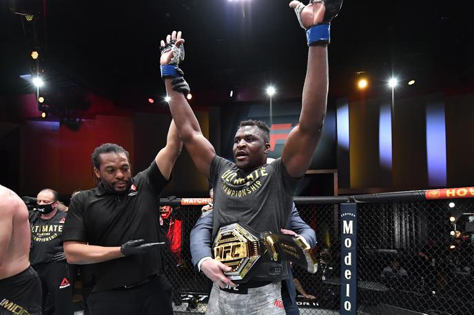 Francis Ngannou | Francis Ngannou je v drugi rundi nokavtiral Stipeta Miočića in si okoli pasu nadel šampionski pas. | Foto Reuters