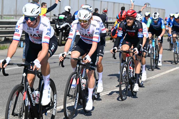 Domen Novak in Tadej Pogačar na prvem kolesarskem spomeniku sezone, dirki Milano–Sanremo. | Foto: Guliverimage