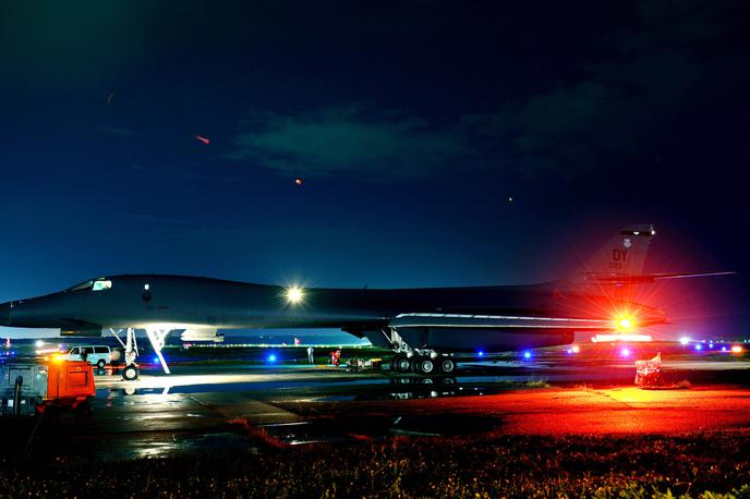 Bombnik B1-B na otoku Guam | Američani imajo na otoku Guam za zdaj slabo branjeno letalsko oporišče Andersen. Na fotografiji iz leta 2017 vidimo bombnik B-1B na vzletni stezi v oporišču Andersen. | Foto Guliverimage