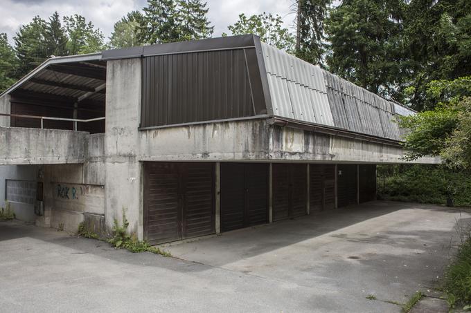 Potencialni kupci morajo v nezavezujočih ponudbah zapisati, koliko so pripravljeni ponuditi za posamezno nepremičnino ali vse nepremičnine skupaj. | Foto: Matej Leskovšek