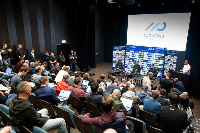 Ogromna množica novinarjev na novinarski konferenci slovenske reprezentance | Foto: Vid Ponikvar/Sportida