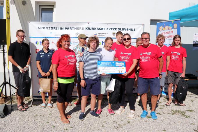 Društvo Downov sindrom Slovenije je letos prejelo zbrana sredstva z dogodka, na fotografiji v črtasti majici sin Roberta Goloba Markus. | Foto: Dejan Javornik