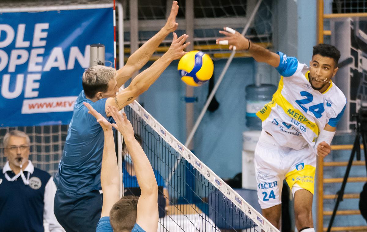 Calcit Volley OK Merkur Maribor | Odbojkarji kluba Merkur Maribor, ki so ostali brez kar nekaj pomembnih členov, so sezono odprli pri pokalnem zmagovalcu Calcit Volleyju. | Foto Klemen Brumec