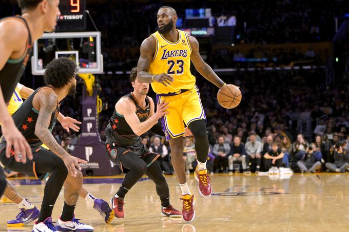 LeBron James je vse bližje 40 tisoč doseženim točkam v karieri. | Foto: Reuters