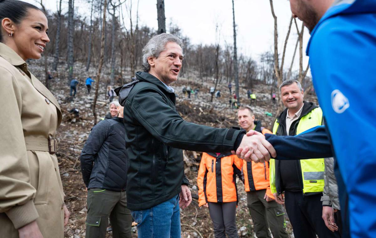 Robert Golob | Premier Robert Golob in njegova spremljevalka Tina Gaber na kraškem pogorišču.  | Foto STA