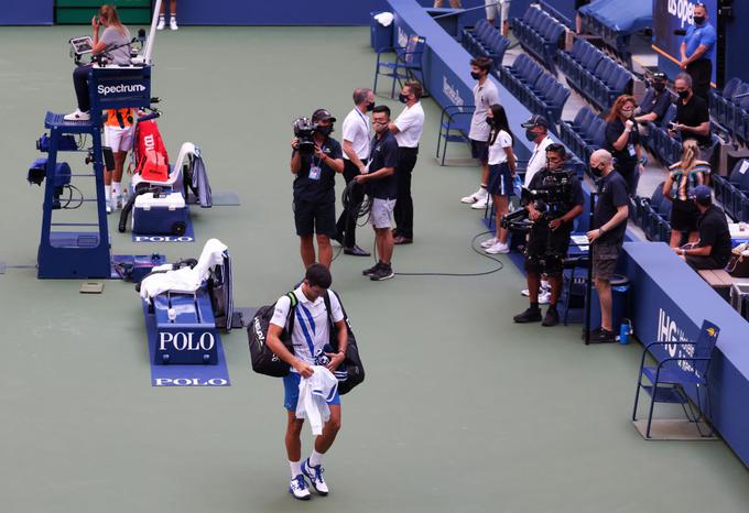 Novak Đoković je igrišče zapustil s sklonjeno glavo, a tokrat ne zaradi poraza, ampak zaradi diskvalifikacije. | Foto: Gulliver/Getty Images