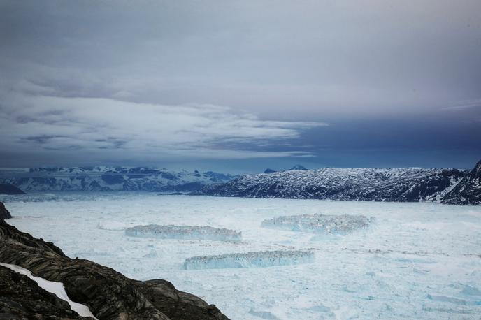 Grenlandija | Grenlandija, največji otok na svetu z okoli 2,2 milijona kvadratnih kilometrov, je avtonomno dansko ozemlje med Atlantskim in Arktičnim oceanom. Ima lasten parlament in približno 55 tisoč prebivalcev, ki so večinoma Inuiti.  | Foto Reuters