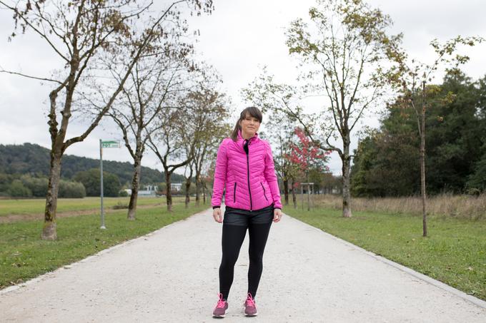 Večplastno oblačenje je jeseni zakon. Če je treba, lahko čez pajkice oblečemo kratke hlače. Hana je oblečena in obuta v športna oblačila Lidl Slovenija. | Foto: Matic Klanšek Velej/Sportida