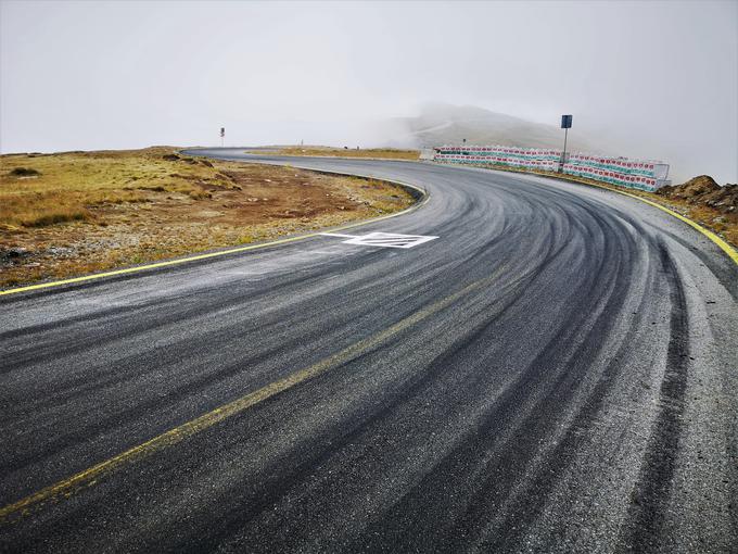 Eden od ovinkov na vrhu Transalpine, najvišje ležeče ceste v Romuniji | Foto: Gregor Pavšič