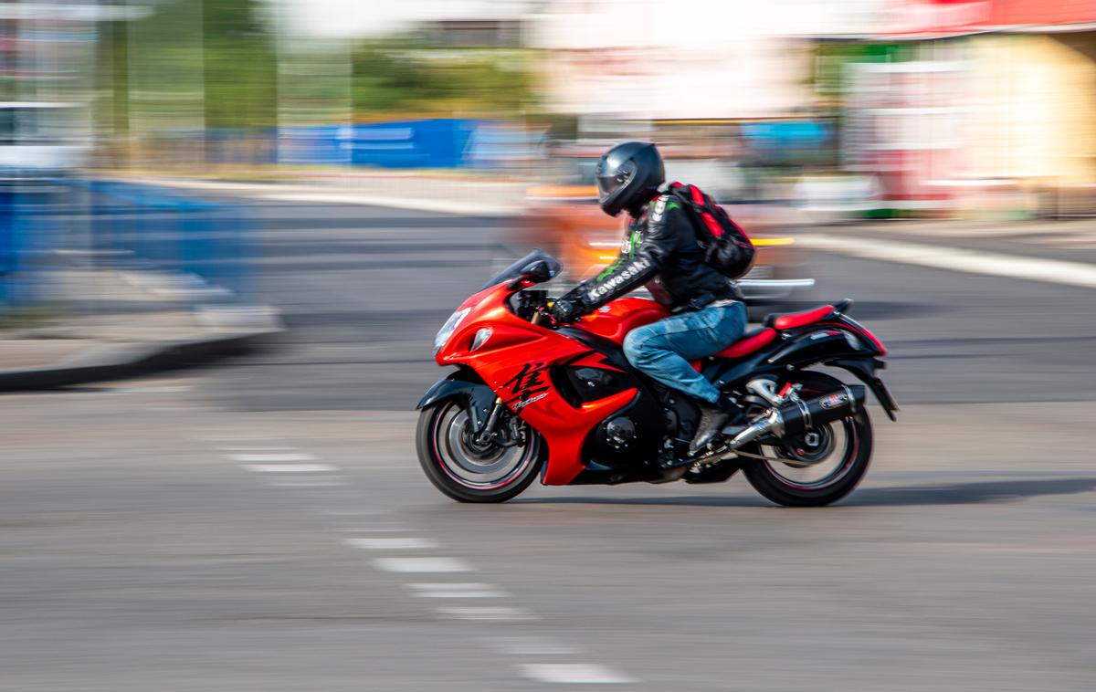 Motorist | Poleg globe v višini 1.200 evrov so mu za prekršek izrekli sankcijo 18 kazenskih točk in prepoved uporabe tujega vozniškega dovoljenja na območju Slovenije za obdobje šestih mesecev. | Foto Shutterstock