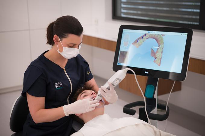 Potek terapije vodi ortodont. Premikanje zob je delo ortodonta, ne samega aparata. | Foto: Dentalni center Tatalović