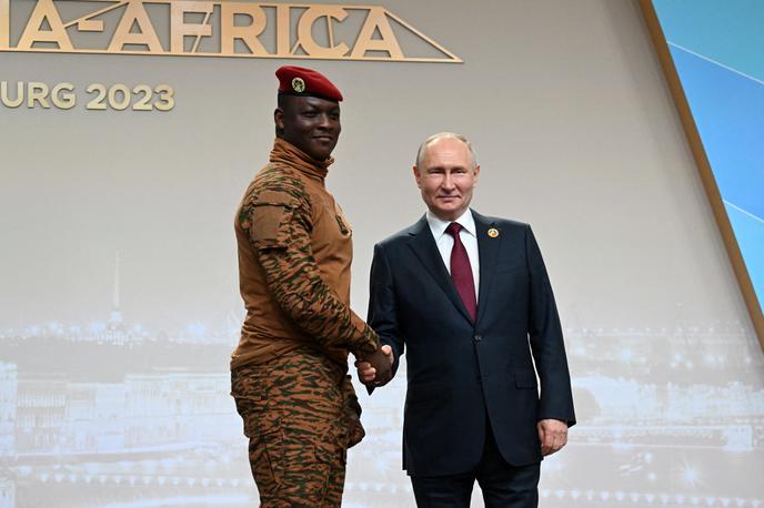 Putin in Ibrahim Traore | Komaj 35-letni predsednik afriške države Ibrahim Traore, ki je na oblast pred dobrim letom prišel z državnim udarom, se z ruskim predsednikom Vladimirjem Putinom o gradnji jedrske elektrarne dogovarja od julija. | Foto Reuters