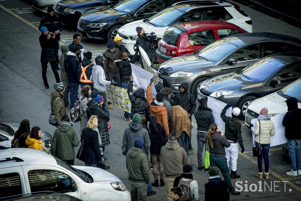 Protesti zaradi azilne politike