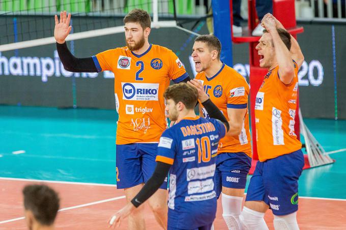 ACH Volley je tudi v tej sezoni pokazal, da je najboljša slovenska ekipa. Določitev prvaka po drugem delu torej ni sporna, o drugem mestu pa bi se bilo mogoče pogovarjati. Mariborčani bi resno napadli kamniški Calcit. | Foto: Žiga Zupan/Sportida