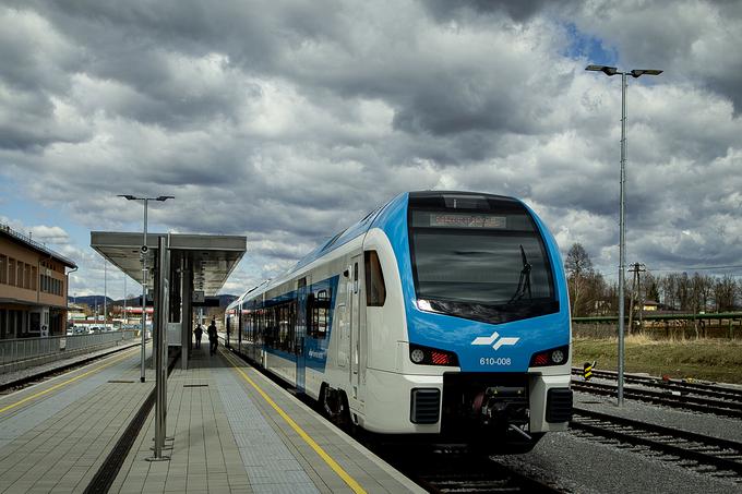 Vlak, pripravljen na odhod iz železniške postaje Kočevje | Foto: Ana Kovač