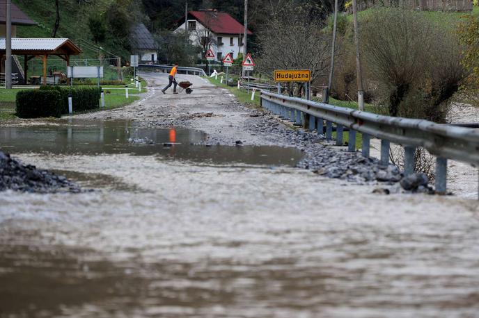 Hudajužna | Podbrdo, Petrovo Brdo in okoliške vasi so znova dobili cestno povezavo z drugimi deli občine, so na spletni strani sporočili v Občini Tolmin. Kot so zapisali, je 30-metrski odsek državne ceste med Hudajužno in Podbrdom, ki ga je Bača s svojim rekordnim pretokom odnesla v petek, ekipi koncesionarja in podizvajalcev čez noč uspelo sanirati. | Foto STA