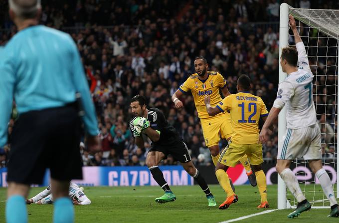 Medhi Benatia pravi, da enajstmetrovke ni bilo. Lucas Vazquez trdi, da je bila. | Foto: Reuters