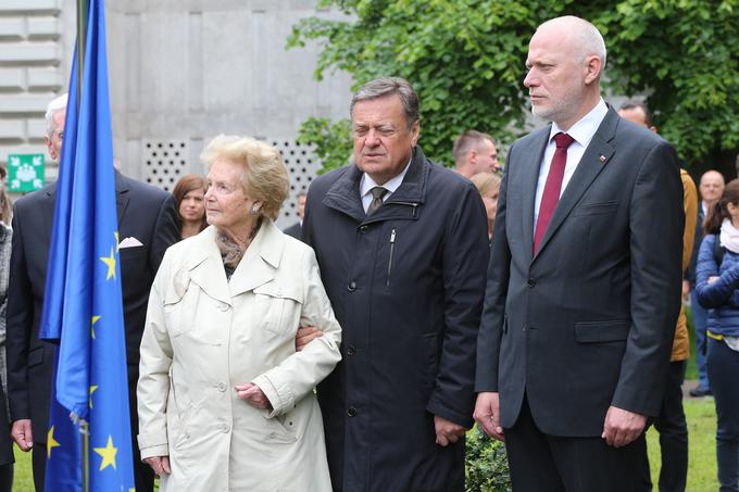 Zbrane sta na krajši slovesnosti, ki so se je udeležili tudi Bučarjevi svojci, med njimi Bučarjeva vdova Ivka Bučar, nagovorila ljubljanski župan Zoran Janković in predsednik DZ Milan Brglez. | Foto: STA ,