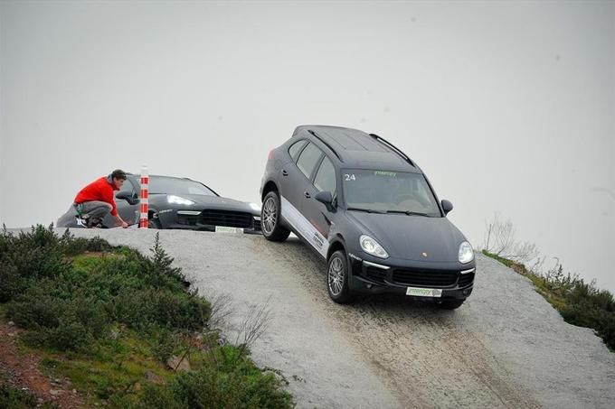 Poligon smo kljub dežju premagali s povsem običajnimi gumami, namenjenimi asfaltni vožnji in večjim hitrostim. Najbolj impresivno pa je delovanje tehnike, elektronske vozne podpore, ki kilovate in navor na podlago spravi zares prepričljivo. Tak avtomobil je z nekaj upoštevanimi nasveti glede osnovnih zakonitosti terenske vožnje mogoče prepeljati precej daleč, tudi če prej volana nikoli niste vrteli po brezpotju. Še bolj pa je zanimivo dejstvo, da je športni avtomobil lahko razburljiv tudi pri hitrosti pešca. 

"Jure, spusti zavoro in avto usmeri v strmino," so bila slišati navodila inštruktorja, ko se je nos macana z vrha griča potopil proti vznožju. Spustiti zavoro na naklonu, ki spominja na strmo streho gorske domačije? Razum ti govori drugače. Verjemite, je razburljivo, in to pri hitrosti, ki jo brez težav dosežete peš. | Foto: 