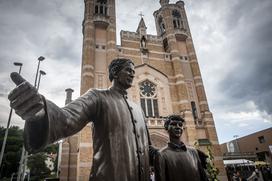 Maša ob 100-letnici cerkve Marije Pomočnice na Rakovniku z mašo, ki jo je vodil kardinal Angel F. Artime. Cerkev