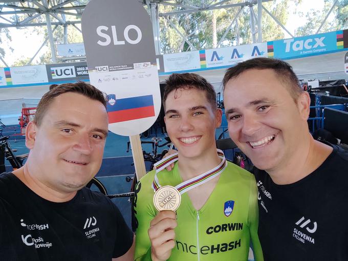 17-letni Žak Eržen, svetovni mladinski prvak na velodromu, v družbi Jureta Zrimška in trenerja Boruta Božiča.  | Foto: Kolesarska zveza Slovenije