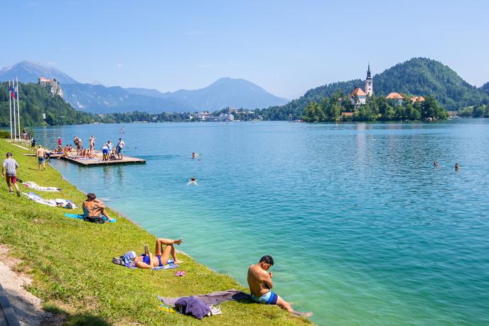 Blejsko jezero | Od leta 2016 je število ljudi, ki na Blejskem jezeru supajo, izjemno naraslo. | Foto Shutterstock