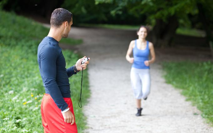 Na prostem je dovoljena športna rekreacija individualnega značaja ali izvajanje takšne športno rekreativne dejavnosti, pri kateri ob običajnem izvajanju ni mogoč stik z drugimi posamezniki.  | Foto: Thinkstock