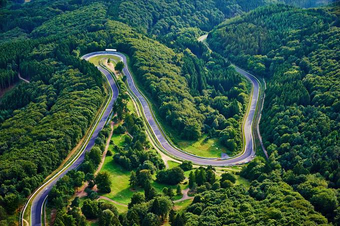 Na 5,3 kilometra dolgem odseku v razvojnem središču bodo pri Toyoti kopirali le določen del slovitega dirkališča. Na njem bodo preizkušali vozne lastnosti in izboljševali zavorne sisteme. | Foto: Nurburgring