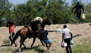 Ameriški mejni policisti migrante preganjajo z bičem