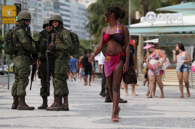 Mladenka je očarala vojake, ki so patruljirali na slavni plaži Copacabana. | Foto: Reuters