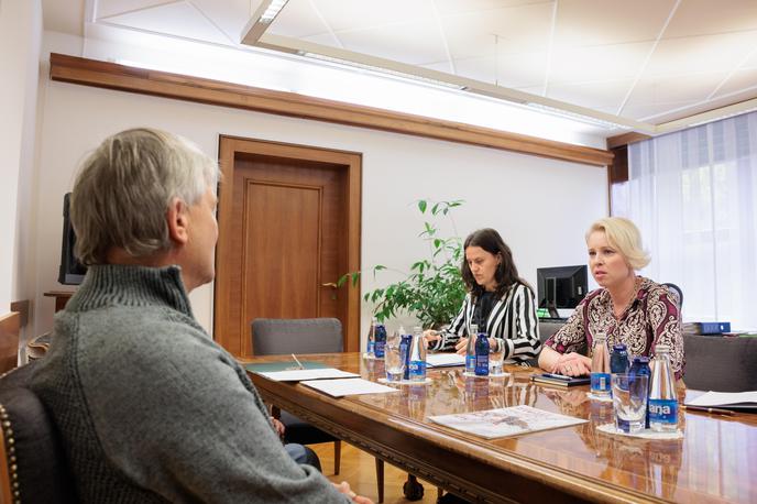 Urška Klakočar Zupančič posvet o živalih | "Največ o človeku pove njegov odnos do živali," je ob koncu pogovora dejala Klakočar Zupančičeva in izrazila prepričanje, da bi morali humanemu ravnanju z živimi bitji prilagoditi vse družbene procese. | Foto Matija Sušnik, DZ RS