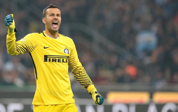 V Serie A brani več vrhunskih vratarjev. Nagrade so v tem stoletju osvajali le redki. Med njimi sta tudi Buffon in Samir Handanović. | Foto: Getty Images