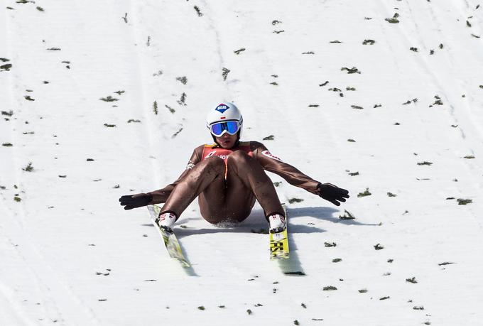 Kamil Stoch je novi rekorder planiške letalnice, a je pri doskoku podrsal. Rekord vseeno velja. | Foto: Vid Ponikvar