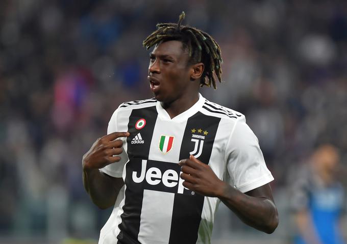 V torek je bil tarča navijačev Cagliarija, katerega barve brani tudi slovenski reprezentant Valter Birsa, mladi napadalec Juventusa Moise Kean. | Foto: Reuters